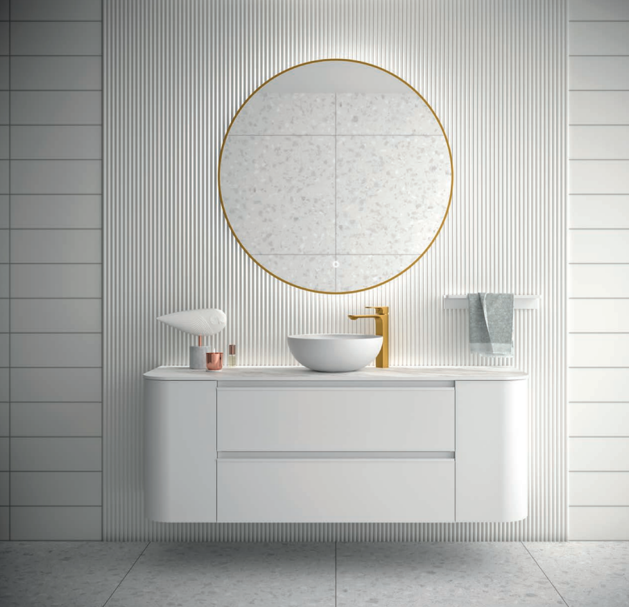 mueble de baño en tono blanco con cerámica de relieve en la pared