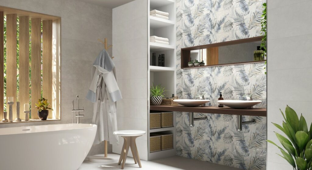 Cerámica decorada que parece papel pintado en la pared del cuarto de baño