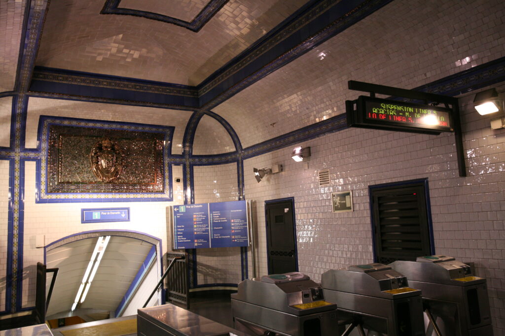 Vestíbulo estación de Metro de Tirso de Molina en Madrid