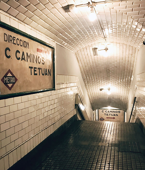 Pasillo bajada andén antigua estación de Metro de Madrid