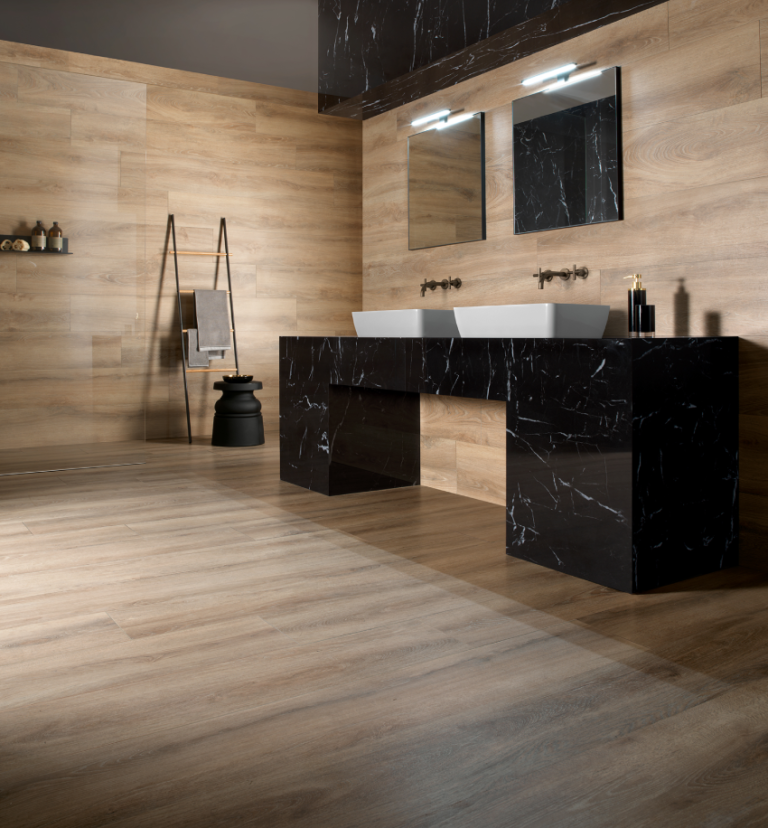 elegante combinación de paramentos y suelo en madera porcelánica y encimera para lavabo en mármol negro