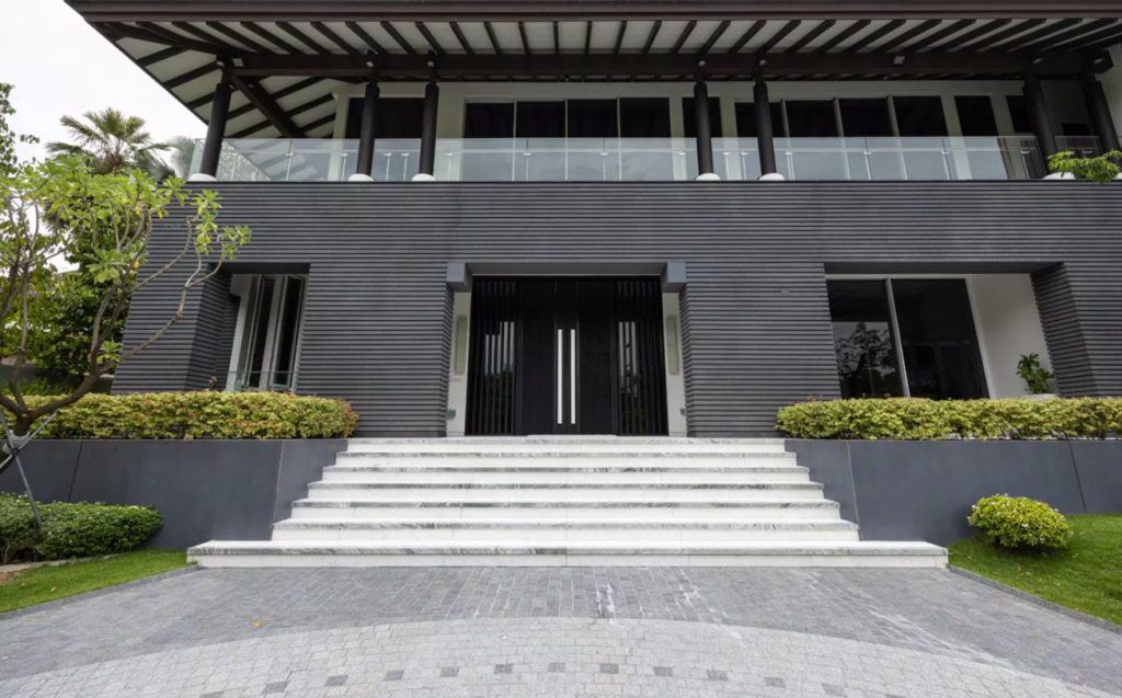 Elegante entrada a edificio a base de fachada ventilada