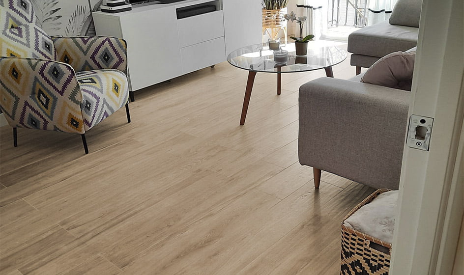 Madera porcelánica en color miel para interiores