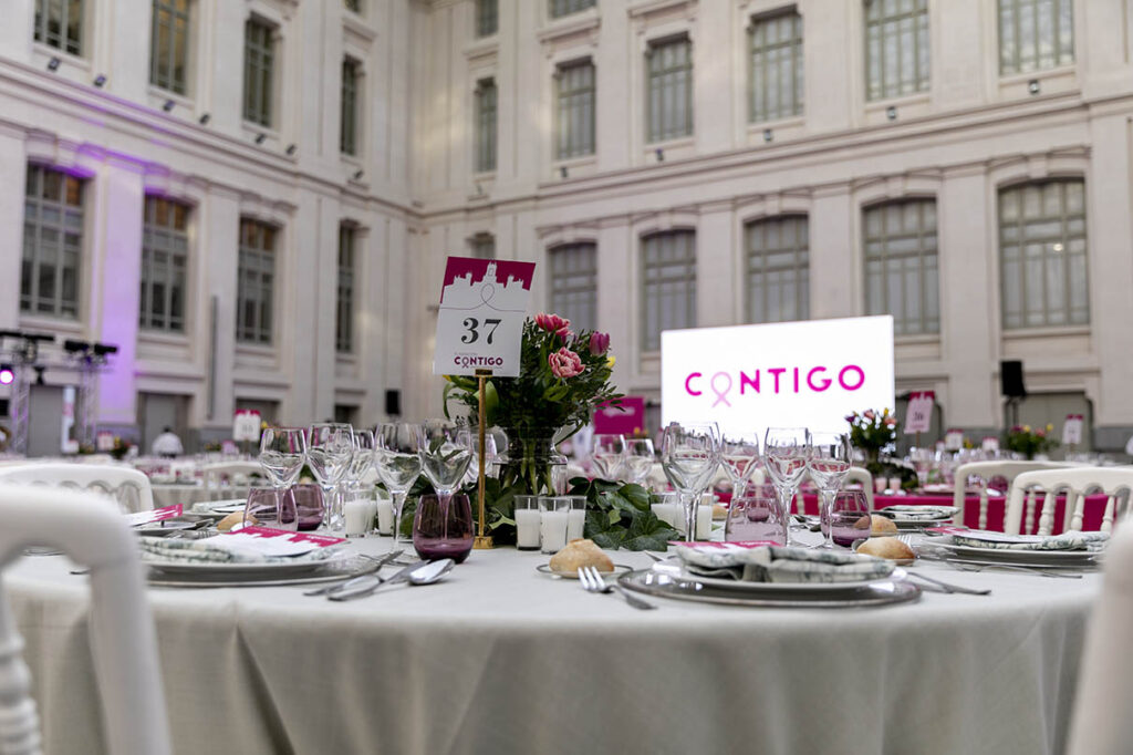 Mesas decoradas para cena solidaria contra el cáncer