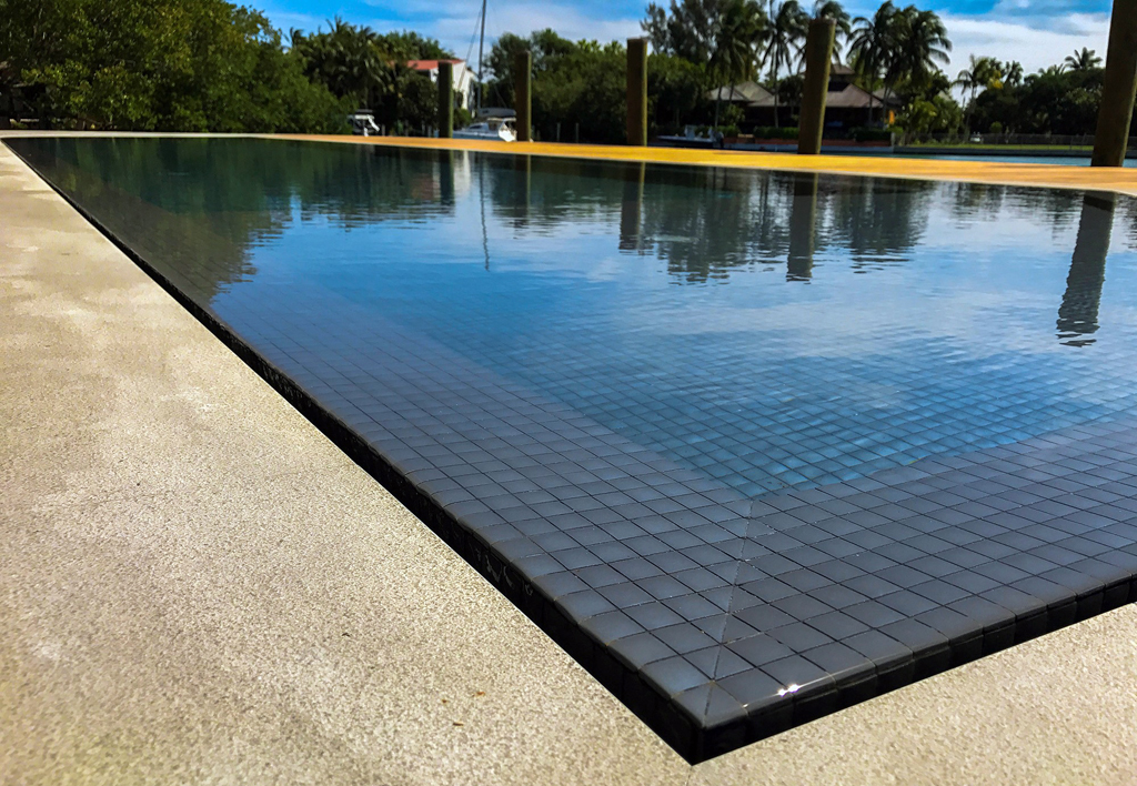 Piscina con interior de mosaico azul marino