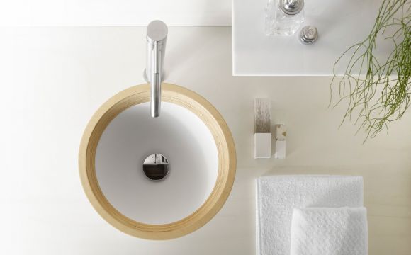 Lavabo sobre encimera con ribete en madera