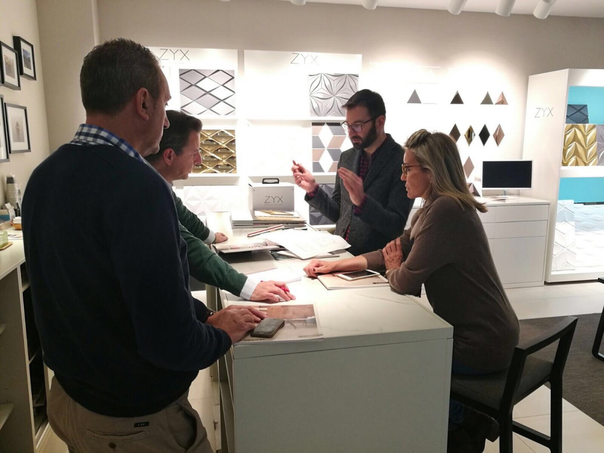 Ana Peña, directora de Azulejos Peña, reunida con asistentes a a Casa Decor.