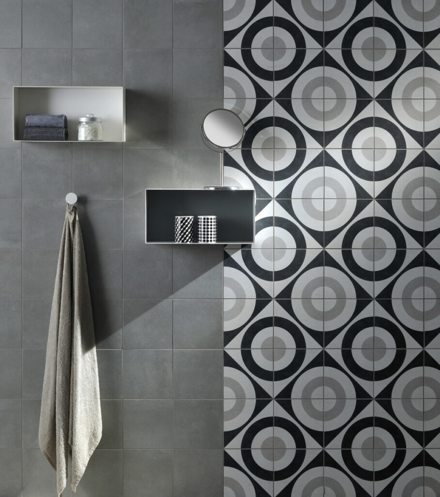 Cenefa en pared de baño con azulejos hidráulicos con motivos circulares