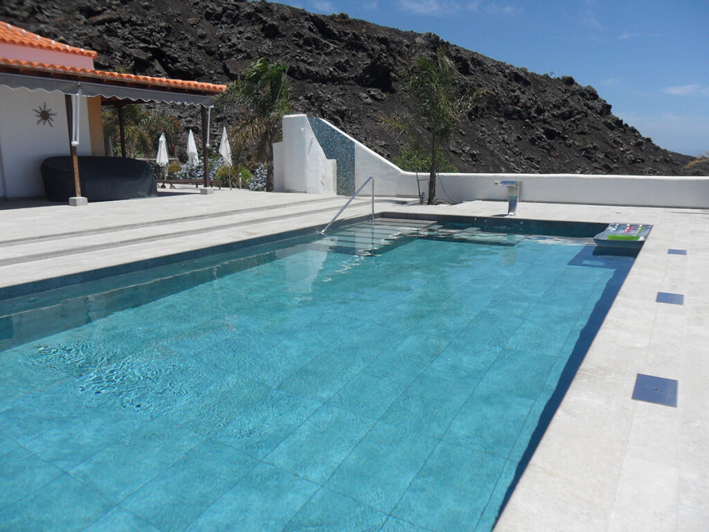 Piscina construída en interior y exterior con piedra porcelánica antideslizante