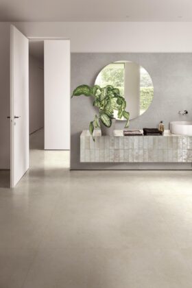 sala de baño con mueble para lavabo de obra recubierto de azulejo rectangular en tono beige