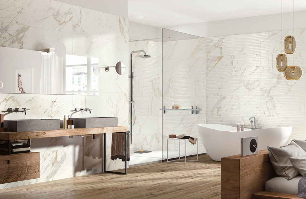 Baño con paredes en mármol porcelánico y suelo en madera porcelánica color miel