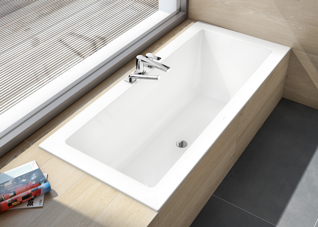 Bañera ideal para baños pequeños recubierta de madera porcelánica en color claro