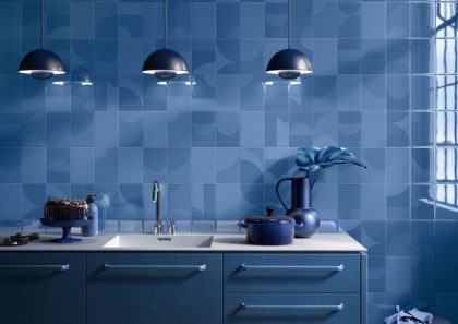 cocina con salpicadero de porcelánico en azul añil