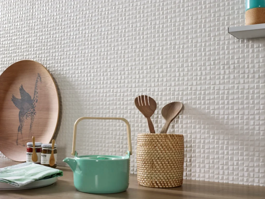 Pared de cocina con baldosa en pasta blanca con relieve