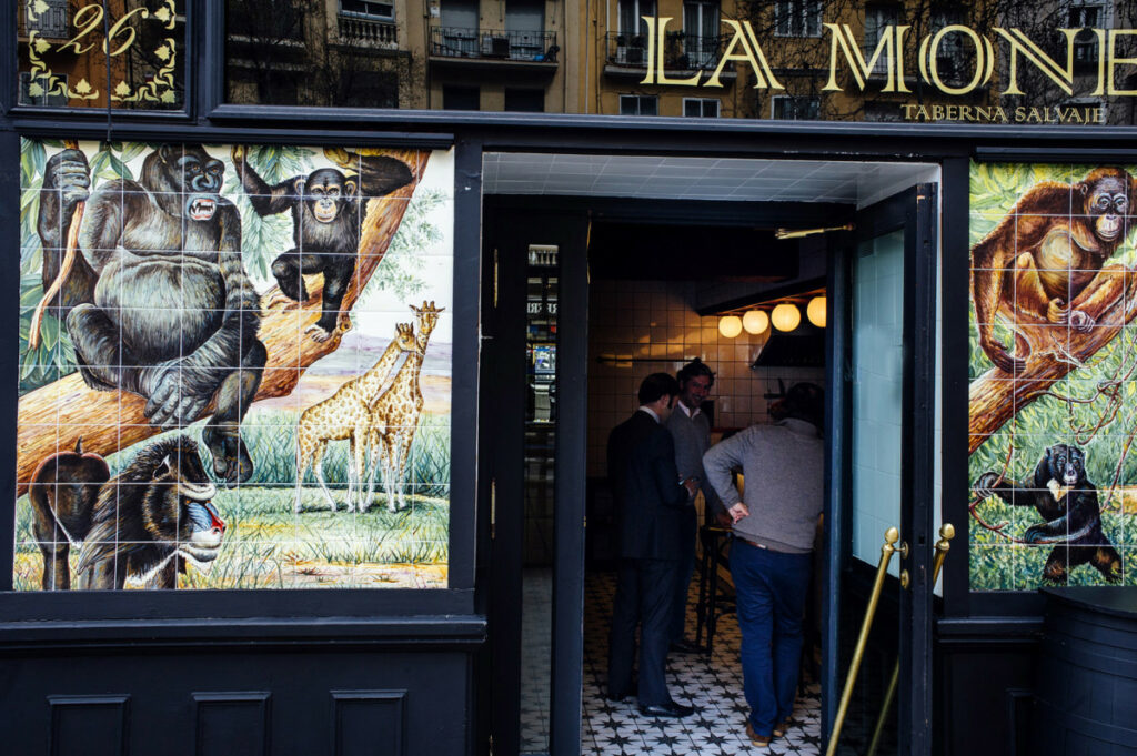 Mural publicitario y decorativo en puerta de local realizado con azulejos pintados a mano