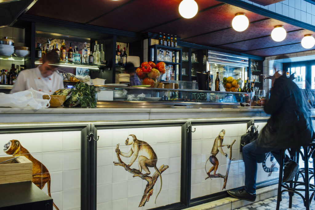 Barra de bar recubierta de azulejos decorativos a modo de mural y pintados a mano