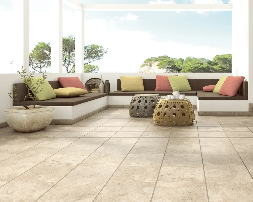 Terraza pavimentada con piezas porcelánicas de gran formato en efecto piedra natural.