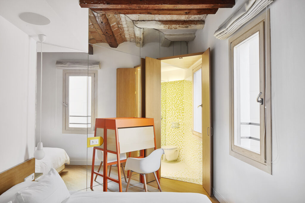 Deslumbrante y alegre mosaico amarillo para sala de baño muy luminosa