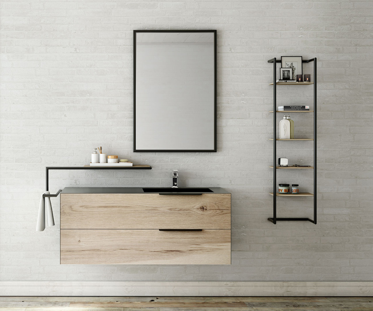 Pared en cuarto de baño revestida con piezas cerámicas con relieve que imitan a piezas de ladrillo pintadas en blanco y mueble de baño de estilo nórdico con accesorios en metal