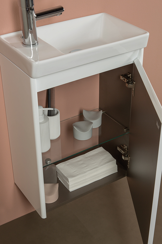 Pequeño mueble de baño con espacio de almacenaje y lavabo integrado