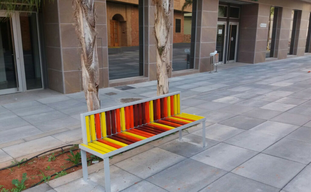 Banco para paseos y avenidas con el asiento realizado en cerámica de colores