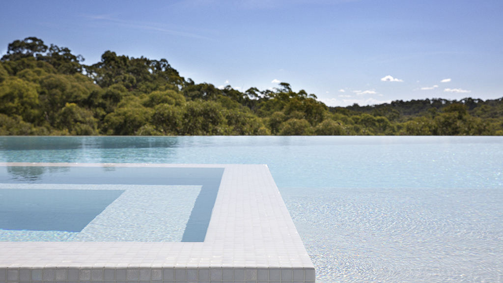 Piscina con mezcla personalizada de mosaico