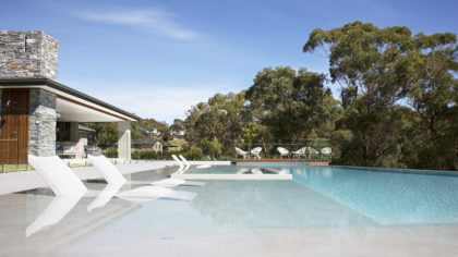 Piscina infinita con mosaico