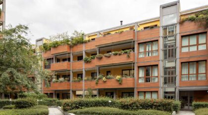 Edificio de viviendas con fachada ventilada a base de piezas cerámicas