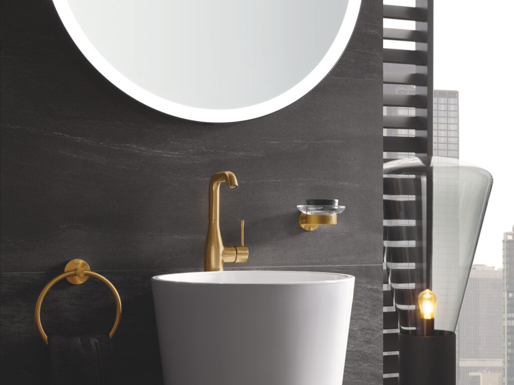 Grifería elegante en color dorado cepillado sobre lavabo moderno a suelo