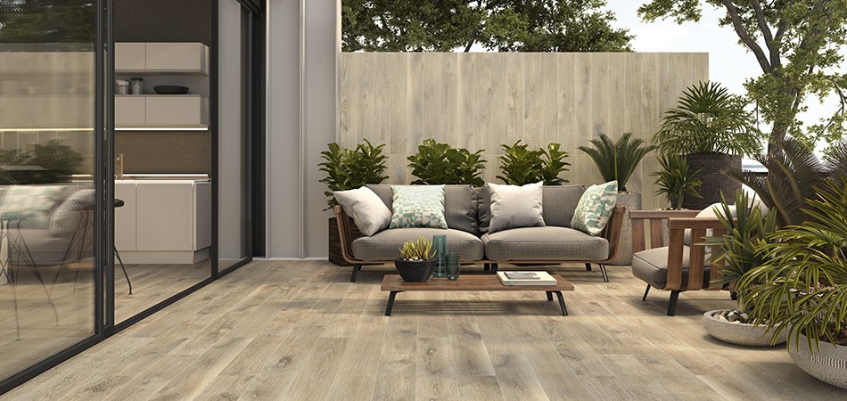 Terraza en planta baja con suelo y tabique de separación en madera porcelánica