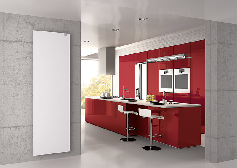 Radiador de diseño con superficie lisa en color blanco muy decorativo con zona de cocina al fondo en un vistoso color rojo