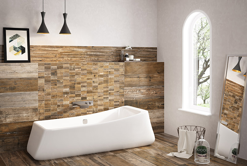 Cuarto de baño con solado en madera porcelánica envejecida de diferentes colores y paredes alicatadas en el mismo estilo con piezas cerámicas de igual efecto y diferentes formatos