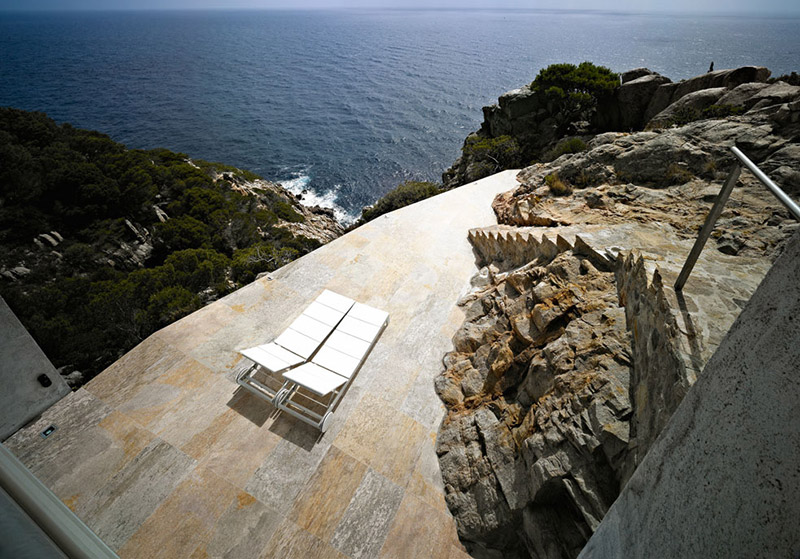 Terraza con solado de piedra porcelánica en colores marrón y gris combinados